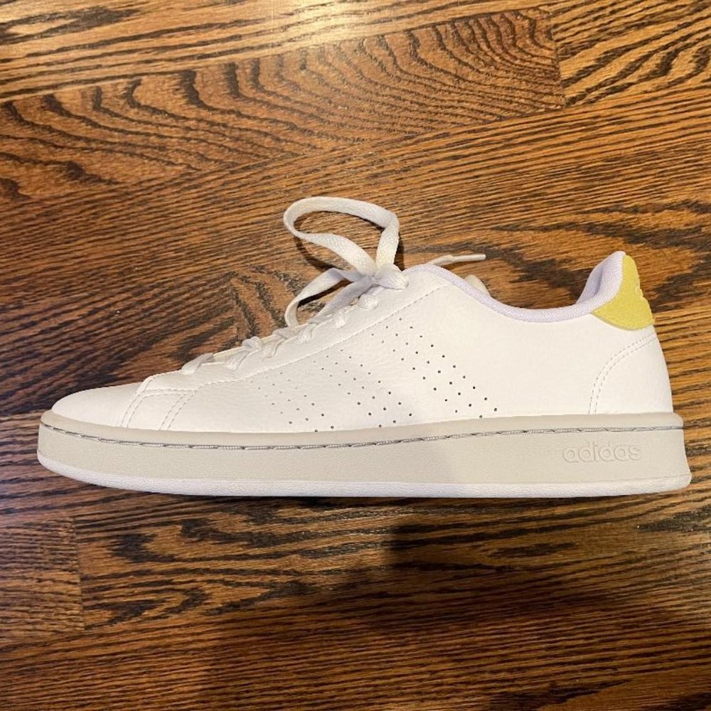 Women's Adidas Advantage Sneaker - Size 9